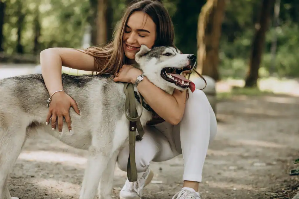 Frau umarmt einen Hund