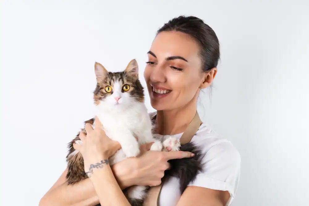 Frau hält Katze im Arm