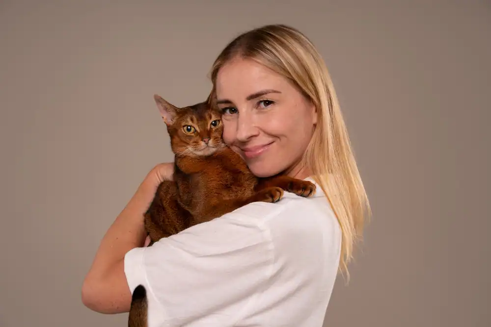 Frau hält Katze im Arm, bei der sie positive Erfahrungen mit Bonqat gemacht hat