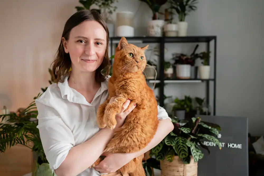 Frau hält Katze nach positiver Erfahrung mit Gabapentin