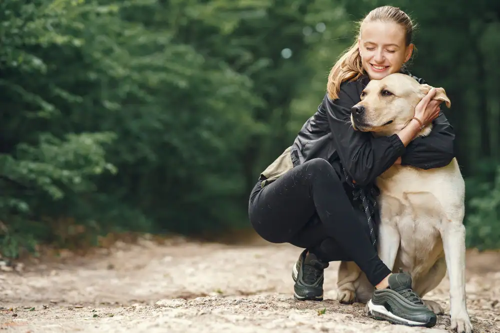 Frau mit Hund, die positive Erfahrungen mit Previcox gemacht hat