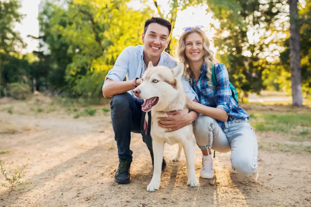 Ehepaar mit Hund, das positive Erfahrungen mit Cetirizin gemacht haben