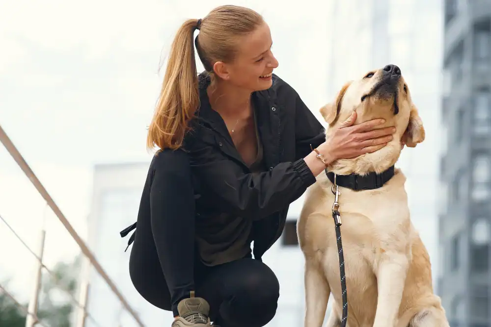 Frau und Hund die positive Erfahrungen mit Gabapentin gemacht haben