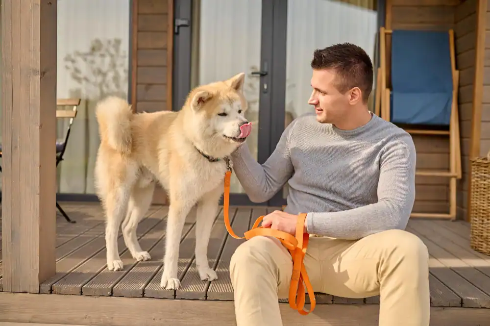 Mann mit Hund die positive Erfahrungen mit Panacur gemacht haben